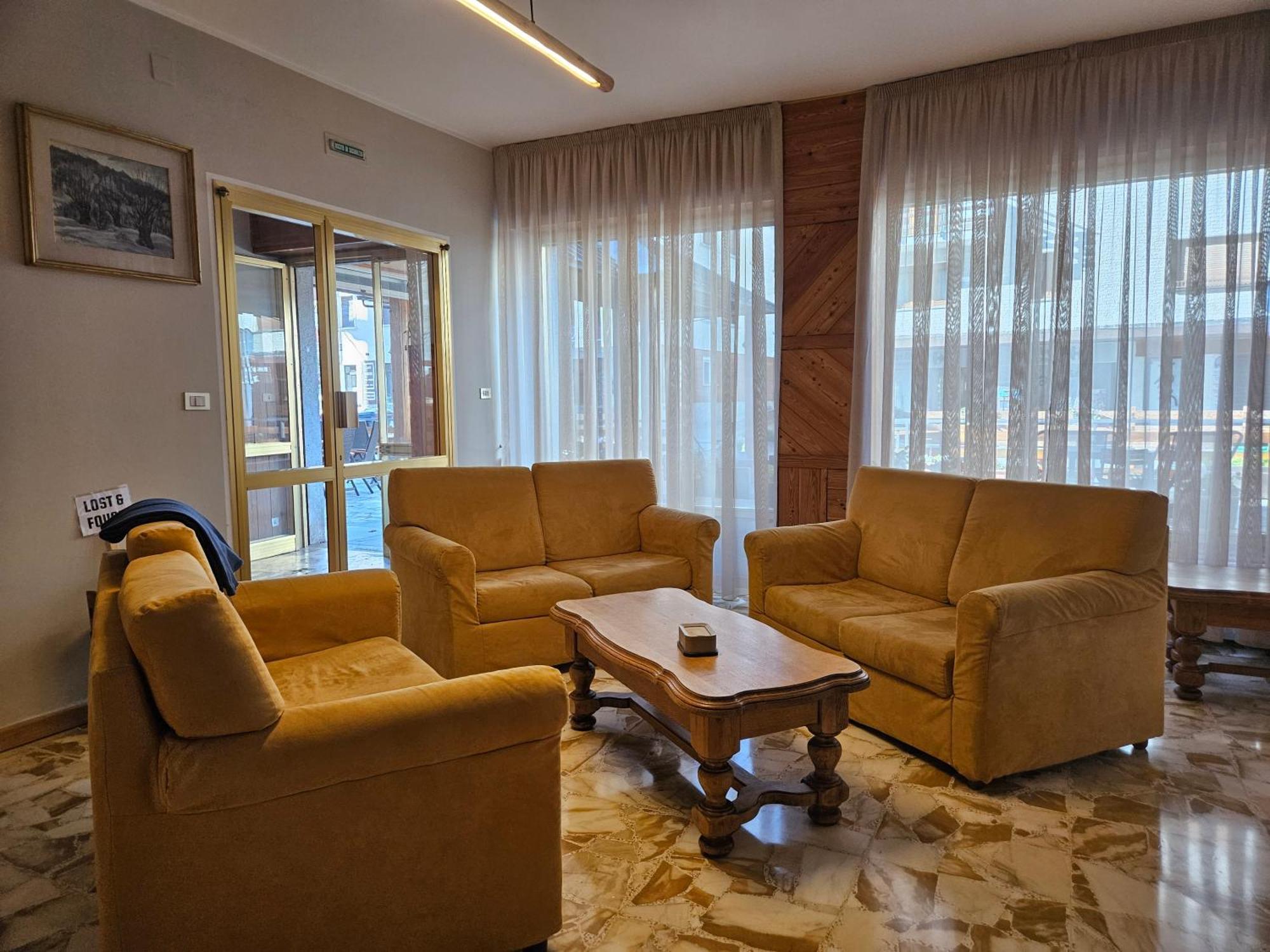 Hotel Holiday Debili Sauze D'Oulx Bagian luar foto