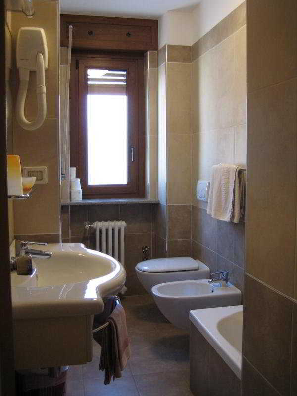 Hotel Holiday Debili Sauze D'Oulx Bagian luar foto