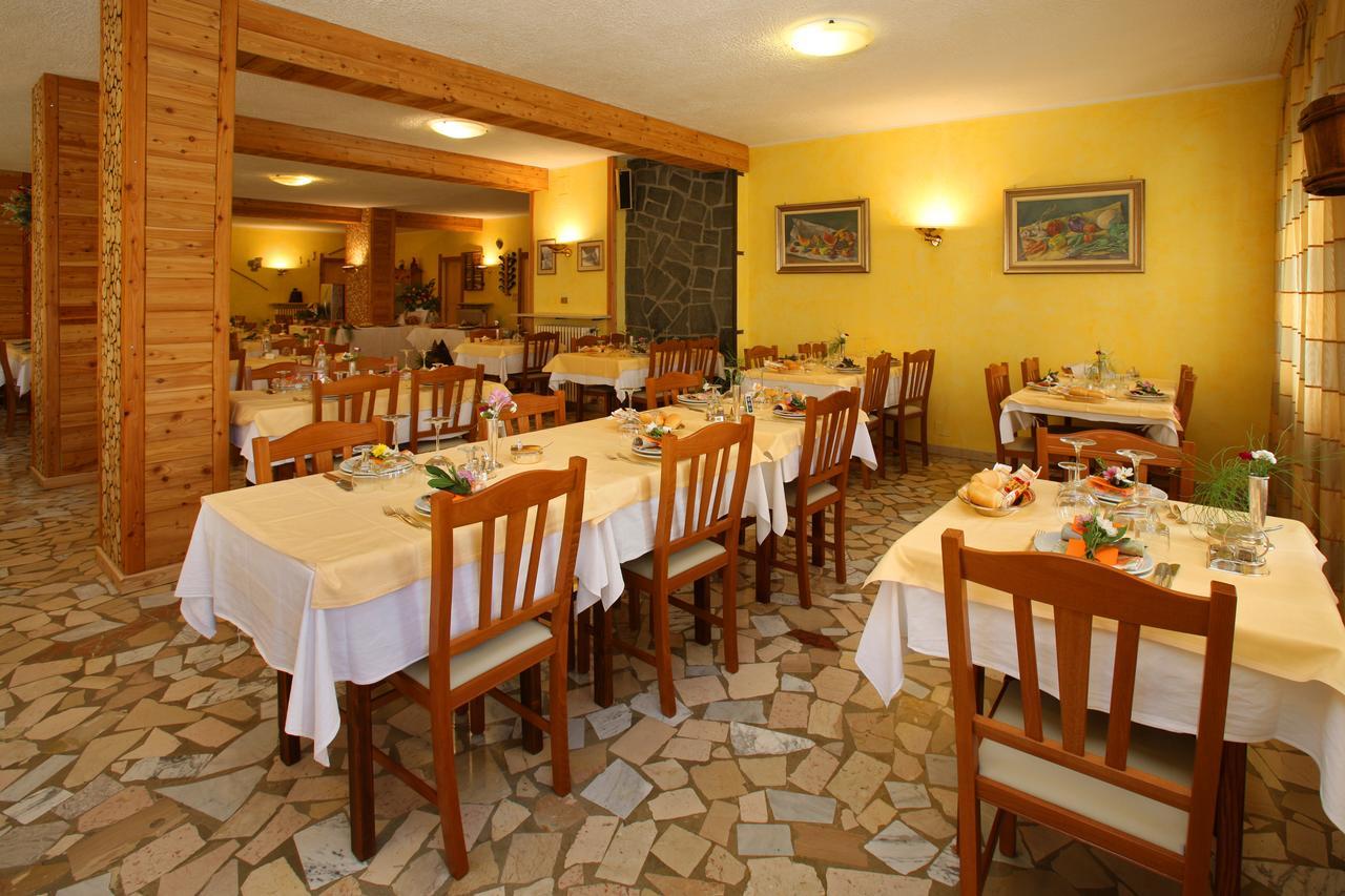 Hotel Holiday Debili Sauze D'Oulx Bagian luar foto