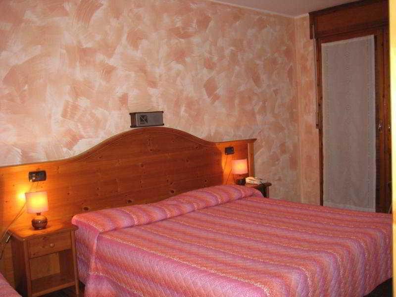 Hotel Holiday Debili Sauze D'Oulx Bagian luar foto