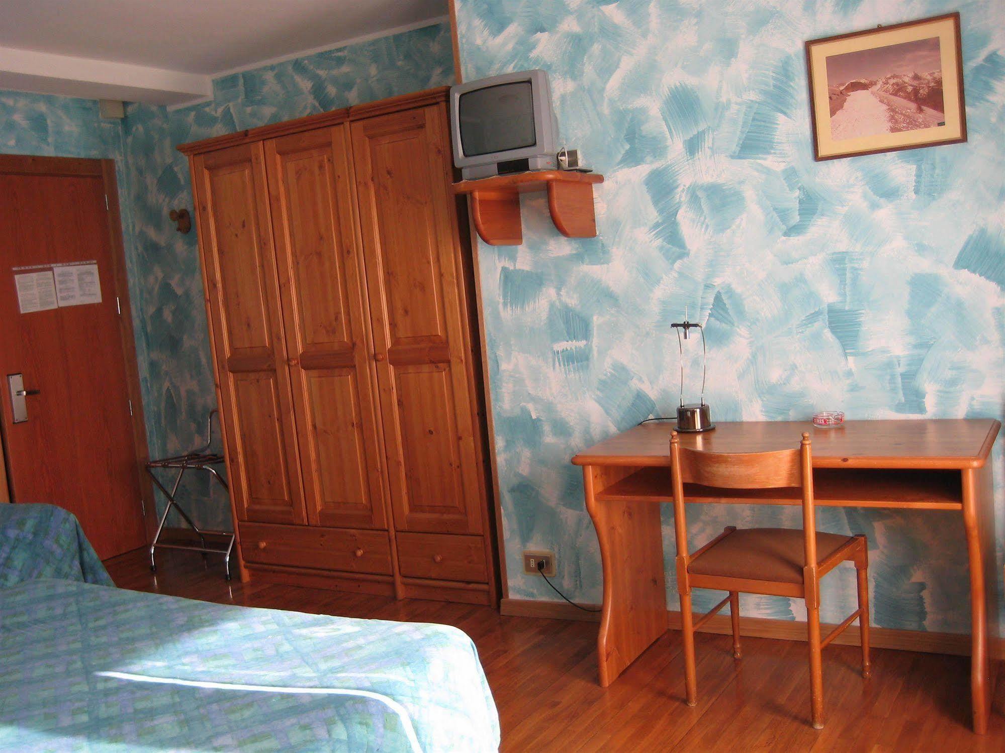 Hotel Holiday Debili Sauze D'Oulx Bagian luar foto